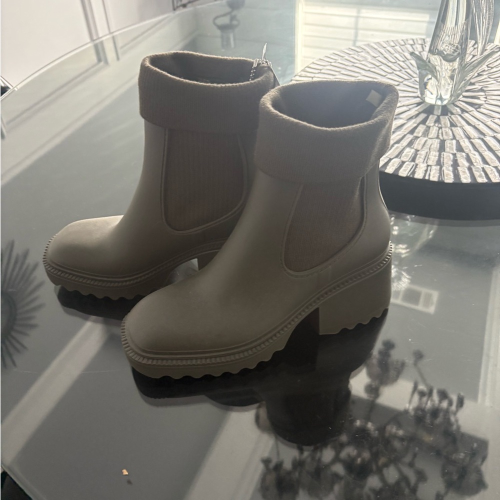 Circus Olive Rainboots size 10, Women's Ankle Boots